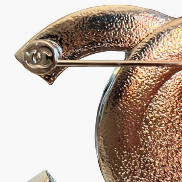 Chanel Interlocking CC Silver Turnlock CZ Brooch Autumn 2022 (CCXX039) - Picture 5 of 6